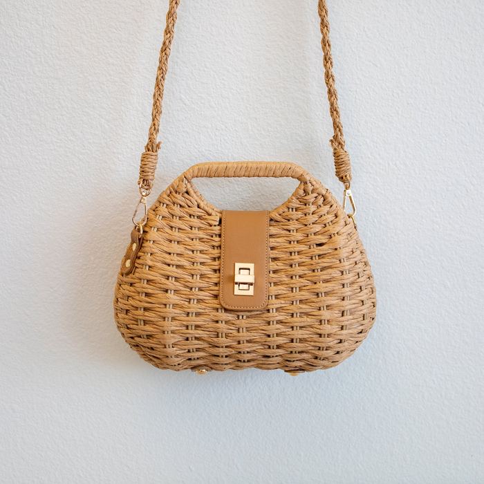 Compact Shell-Shaped Straw Crossbody with Front Tab