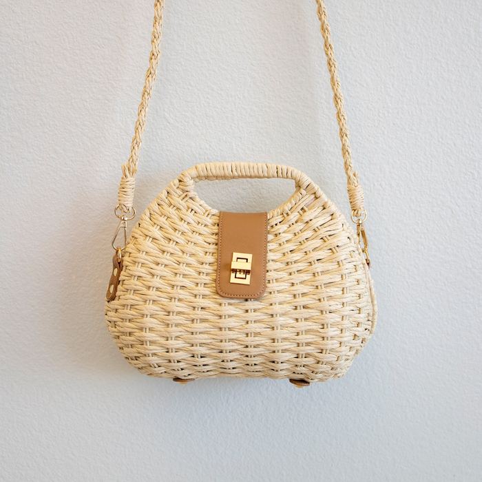 Compact Shell-Shaped Straw Crossbody with Front Tab